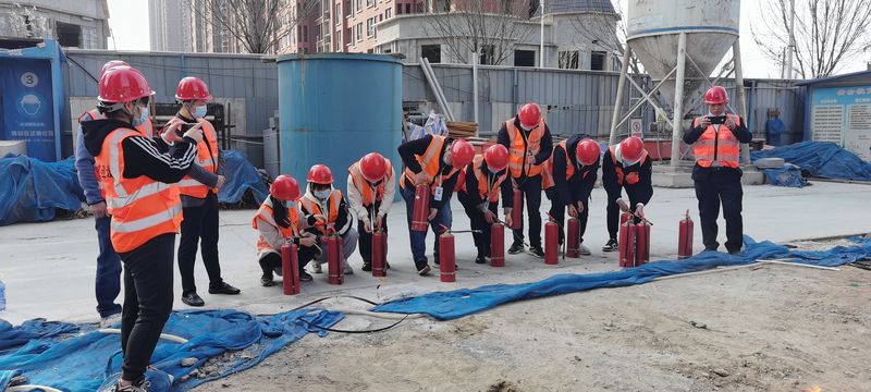 河南景鴻建設(shè)有限公司在嘉祥名郡五期建設(shè)項(xiàng)目現(xiàn)場，舉行消防演習(xí)